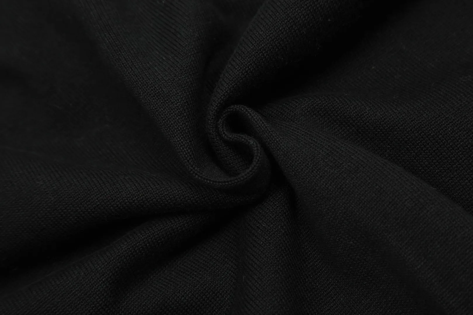 P190 Top quality" Style number: DS010# [Ralph Lauren solid color round neck basic pony embroidered logo knitted cardigan long sleeves] ✅Ralph Lauren Ralph Lauren classic basic versatile jersey cardigan long-sleeved small jacket ✅Main supplier of platform live broadcast wholesale entity ✅ZP quality 1:1 version can scan the code to enter the GF website Counter quality ✅Detailed quality is the only one in Guangzhou Imported quality cotton yarn focuses on high-end and cost-effective Needless to say good quality. ✅The version is restored to the original. Loose, comfortable and stress-free. Simple is high-end. Classic is timeless. ✅The upper body is simple and easy to match. A must-have for goddess ootd. Good-looking clothes are never picky. A must-have in the goddess’ wardrobe. Size: S-XL. Color: off-white, light blue, pink, khaki, military green, gray, navy blue, black, Chinese red, mint green.